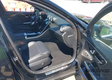 2022 Mercedes-Benz C 300 4Matic z USA, uszkodzony, nr VIN W1KAF4HB6NR017006